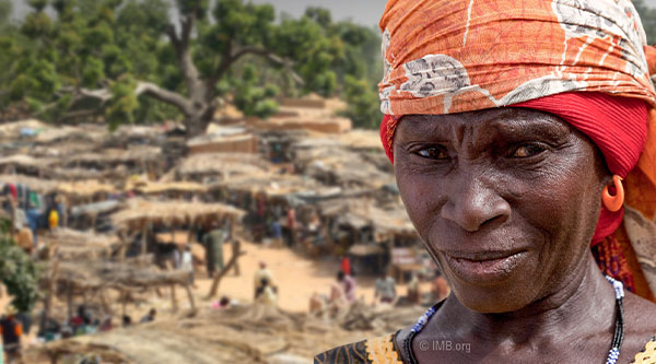Portrait einer älteren afrikanischen Frau mit Kopftuch.