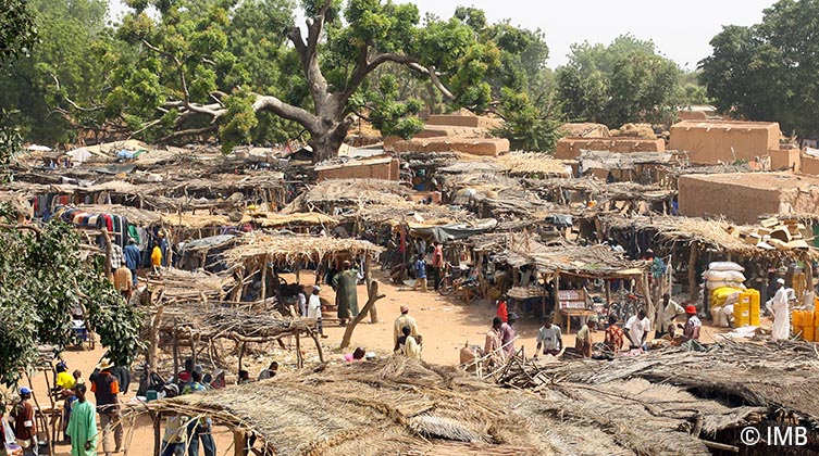 Eine Marktszene im Niger (Bild: © IMB.org)