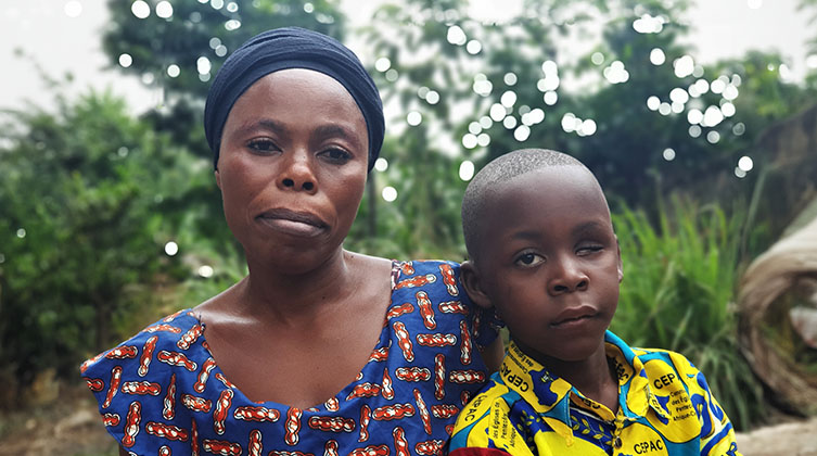 Portrait einer afrikanischen Frau und eines afrikanischen Jungen.