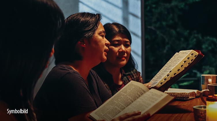 Geflüchtete nordkoreanische Christen unterstützt Open Doors zum Beispiel durch biblische Schulungen, wie hier bei einem Frauenbibelkreis (nachgestellte Szene)