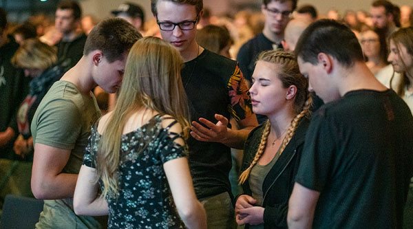 Mehrere Jugendliche beten im Rahmen von Shockwave als Gruppe gemeinsam