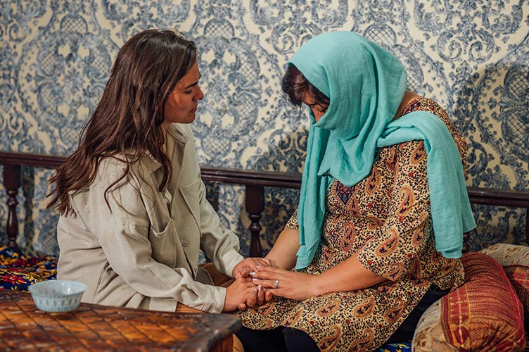 Eine Mitarbeiterin von Open Doors betet für eine verfolgte Christin