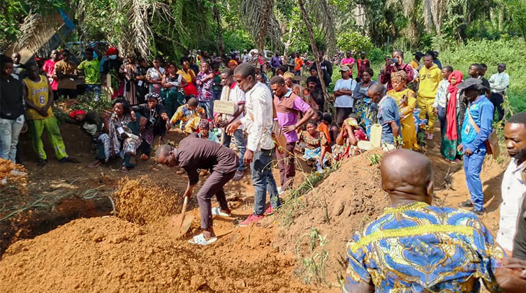 Eine christliche Gemeinde im Kongo beerdigt ihre Toten nach einem Anschlag