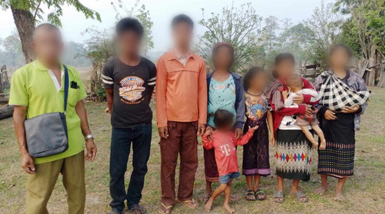 Eine Familie steht im Freien beisammen