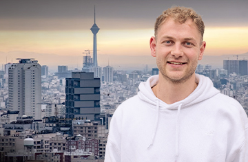 Portrait eines Mannes mit weißem Pullover