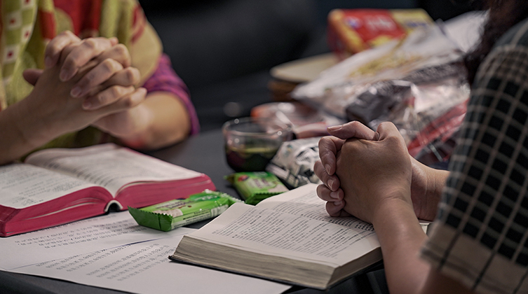 Bibelstudium, Gebet und Snacks: Treffen einer chinesischen Hauskirche (Symbolbild)