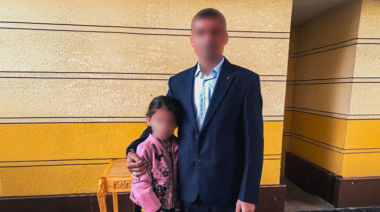 Ein Mann mit Anzug und ein Mädchen mit pinkem Oberteil