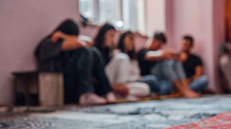 Unscharfes zu sehende Personene die beieinander sitzen