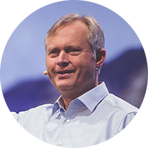 Portraitfoto von Markus Rode auf der Bühne