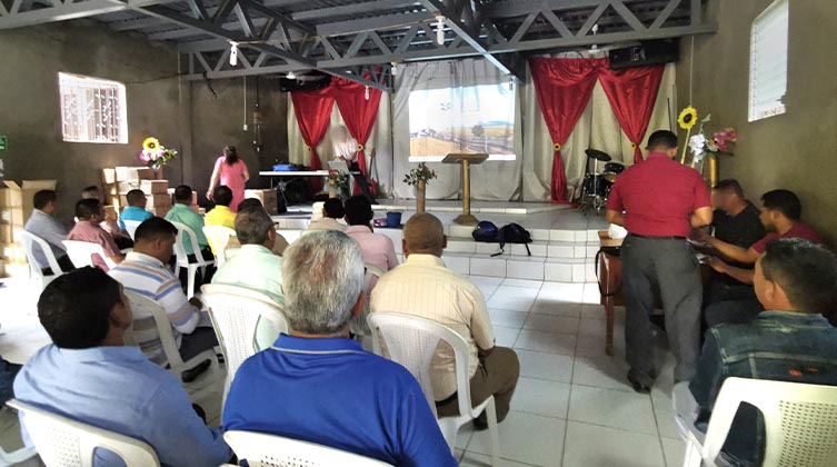 Eine Gemeindeverstanstaltung in Nicaragua: Zahlreiche Menschen treffen sich zu einem Gottesdienst.