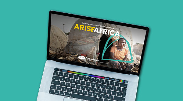 Mockup eines Laptops mit einem Arise Africa Hintergrundbild