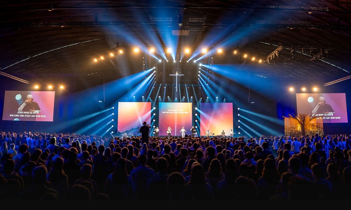 Tausende Menschen geben bei den Open Doors Tagen 2025 Gott im Lobpreis gemeinsam die Ehre in der dm-arena Karlsruhe.