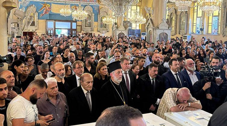 Viele Menschen in einer Kirche