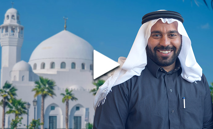 Ein typisch arabisch gekleideter Mann steht vor einem Gebäude in Saudi-Arabien