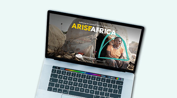 Mockup eines Laptops mit einem Arise Africa Hintergrundbild