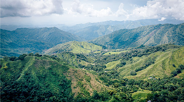 Landschaftsbild aus Südamerika mit vielen grünen Wäldern und Bergen.
