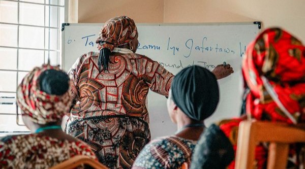 Einblick in ein Trauma-Seminar in Subsahara-Afrika. Einige Frauen sitzen in einem Unterrichtsraum.