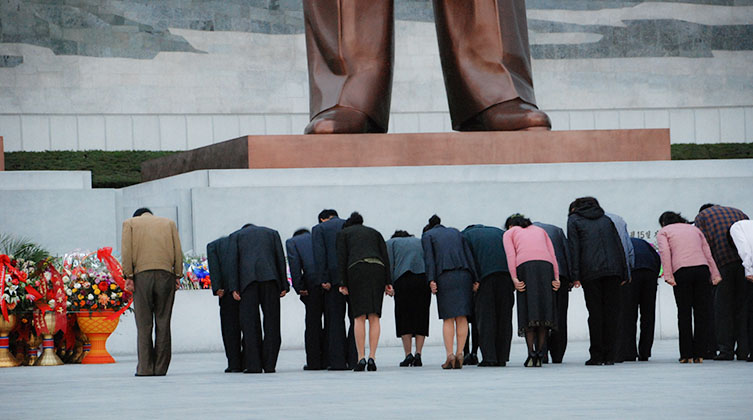 Nordkoreaner verbeugen sich vor einer Statue