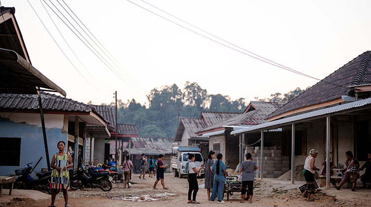 Einige junge Leute stehen auf einer Dorfstraße in Laos
