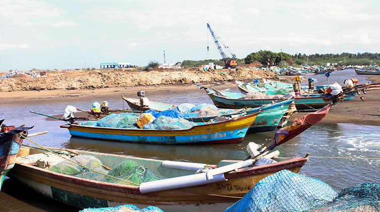 Einige Boote legen an einem Fluss an