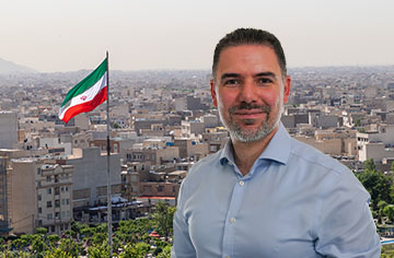 Ein Mann steht vor einer Stadt im Irak