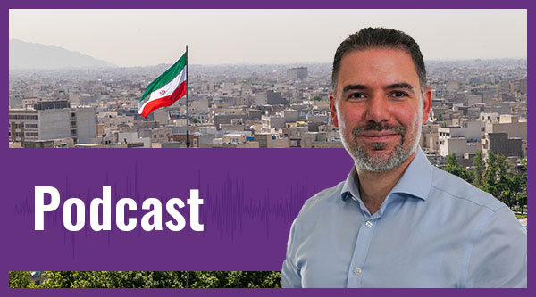 Ein Mann steht vor einer Stadt im Irak.