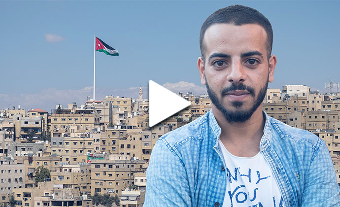 Ein Mann steht vor einer Stadt in Jordanien.