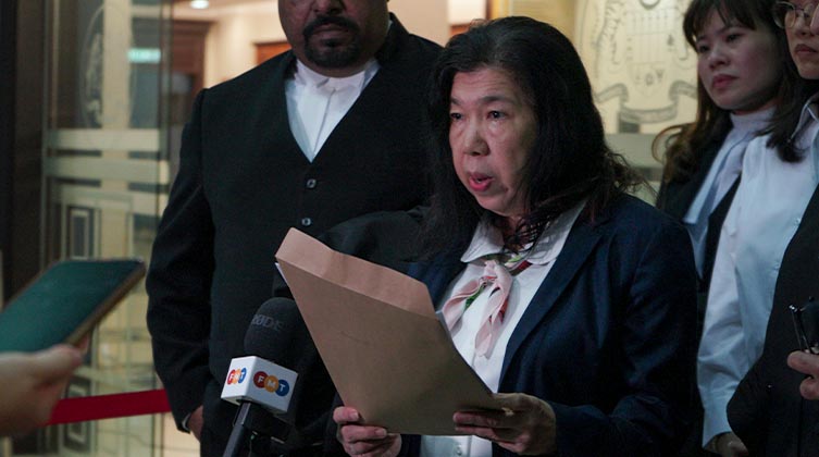 Eine Frau spricht mit der Presse