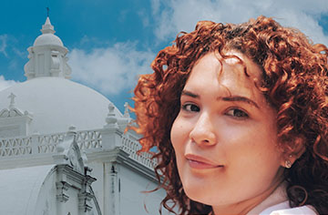 Eine Frau steht vor einem weißen Gebäude