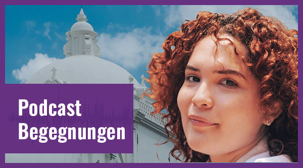 Eine Frau steht vor einem weißen Gebäude