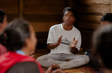 Eine kleine Versammlung in einem Haus