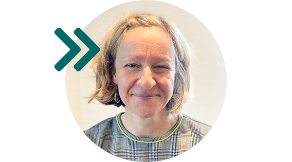 Eine Frau lächelt in die Kamera