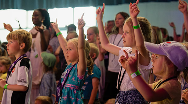 Zahlreiche Kinder beim Worship