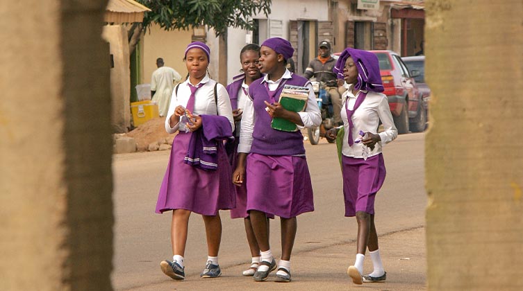 Schulmädchen auf ihrem Weg zur Schule