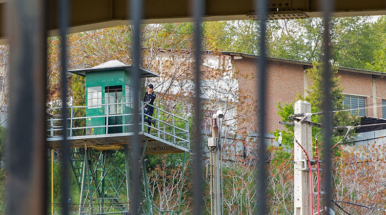Ausblick auf ein Haus ist mit Gitterstäben versperrt