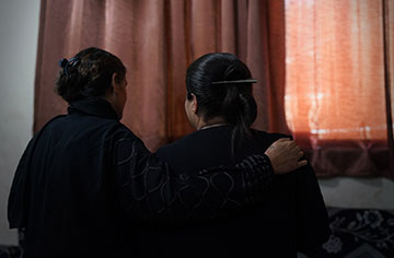 Silhouette zwei Frauen vor einem Vorhang