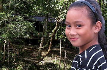 Eine junge Frau vor einem Wald