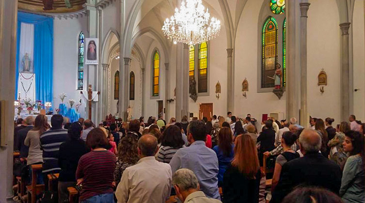 In einer vollen Kirche wird ein Gottesdienst abgehalten