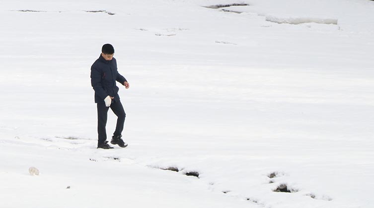 Ein Junge stapft durch den Schnee