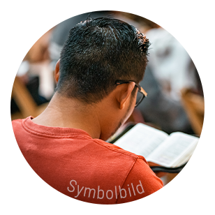 Symbolbild eines bibellesenden jungen Mannes