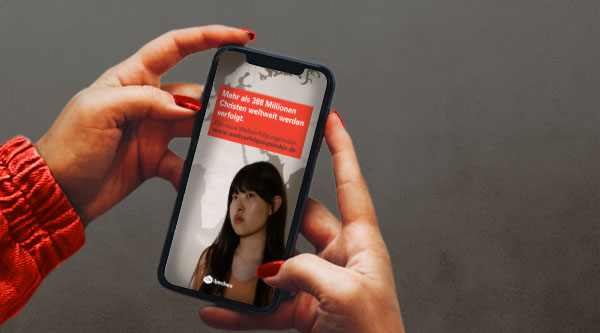 Vorschau eines Videos auf einem in der Hand liegenden Smartphones