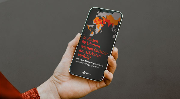 Vorschau eines Videos auf einem in der Hand liegenden Smartphones