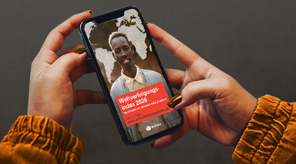 Vorschau eines Videos auf einem in der Hand liegenden Smartphones