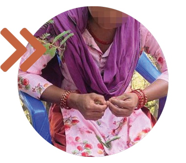 Eine Frau sitzt auf einem blauen Plastikstuhl