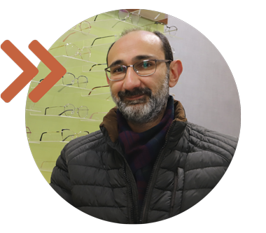 Ein Mann steht vor einem Regal mit Brillen