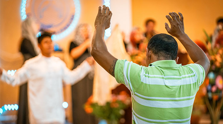 Einige Christen beten in einem Gottesdienst