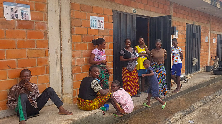 Überlebende des Yelewata-Massakers suchen Schutz in einem örtlichen Markt