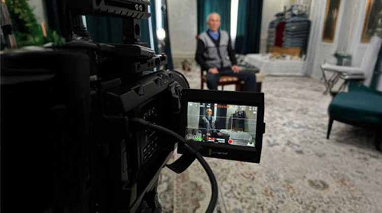 Ein Mann wird mit einer Kamera aufgenommen