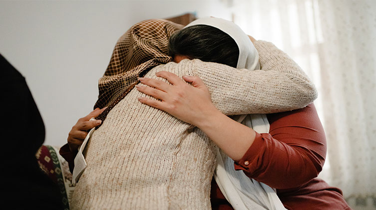 Zwei Frauen umarmen sich