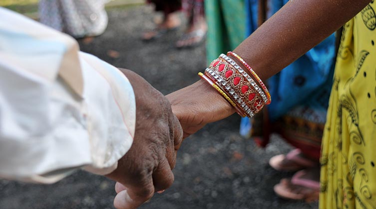 Zwei Menschen halten sich an den Händen